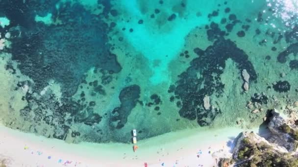 Insel Elba, Italien. Atemberaubende Luftaufnahme von Capo Bianco und Padulella Strand in der Nähe von Portoferraio — Stockvideo