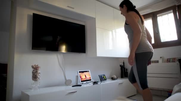 Mulher fazendo treino de ginástica passo em casa no tempo coronavírus — Vídeo de Stock