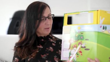 Video konferansındaki kadın öğretmen bilgisayardan arıyor. Web kamerasından konuşuyoruz. İnternetten konuşmayı öğreniyoruz.