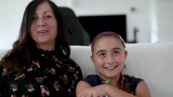 Webcam vista de caras alegres de niña con madre durante un videocall con su padre en emergencia coronavirus. Tiempo en familia, concepto de actividad divertida — Vídeos de Stock