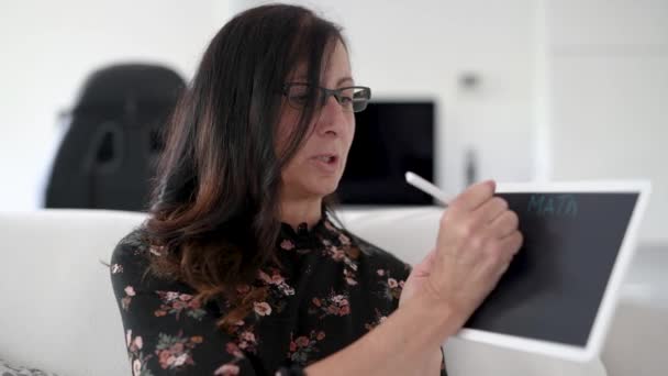 Insegnante femminile in videoconferenza chiamata sul computer portatile parlare via webcam imparare insegnare in chat online tenendo tablet, webinar a distanza concetto di insegnamento online. Bambini scuola elementare e-learning — Video Stock