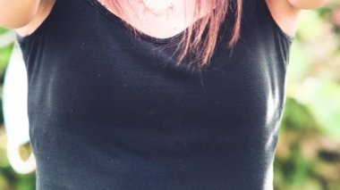 Bahçede kadın eğitimi. Açık hava antrenmanı. Sağlıklı kadın, ağır çekim.