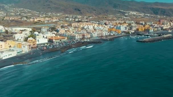 Candelaria Town à Tenerife, Espagne. Vue aérienne depuis un drone — Video