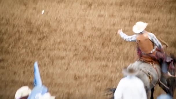 Powolny ruch kowboja jazda ar rodeo park — Wideo stockowe