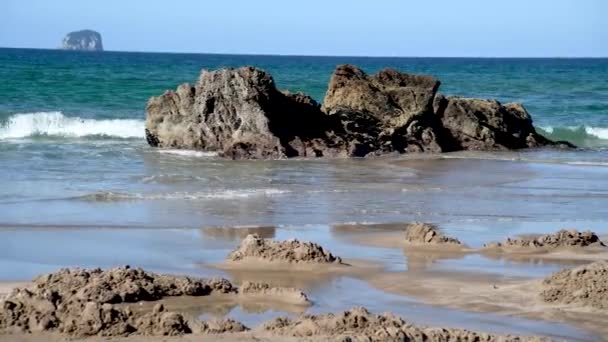 Hot Water Beach, Nový Zéland. Vlny drtící skály — Stock video