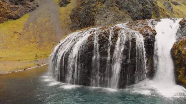 Stjornarfoss, Islândia. Bela vista aérea de cachoeiras na temporada de verão — Vídeo de Stock