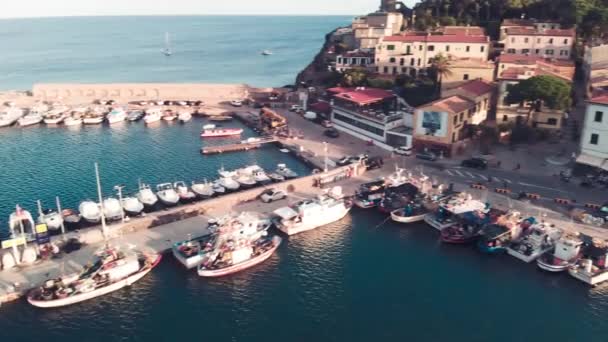 日没のマリーナ・ディ・カンポ海岸線の空中ビュー,エルバ島-イタリア — ストック動画
