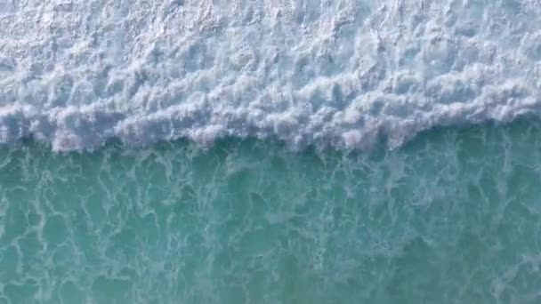 Ακτή ως φόντο, εναέρια πάνω όψη. Τυρκουάζ φόντο νερό από την κορυφή άποψη. Καλοκαίρι θαλασσογραφία από αέρα — Αρχείο Βίντεο