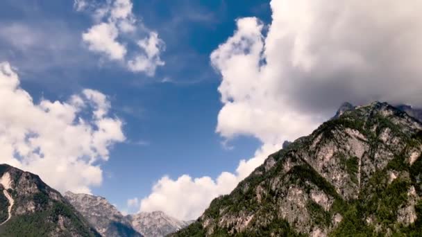 Time Lapse de paisaje de montaña con nubes en movimiento — Vídeo de stock