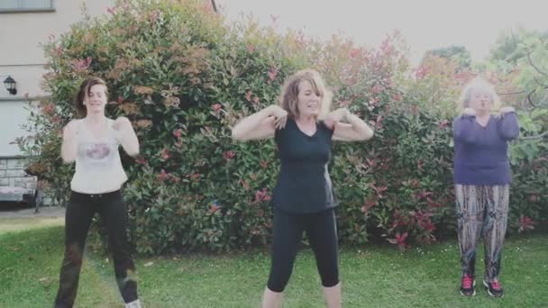 Dışarıda egzersiz yapan dört kadın. Sağlıklı kadın, sağlık hizmeti konsepti, yavaş çekim — Stok video