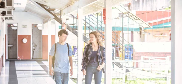 Teenager Gruppo Piedi Nel Corridoio Della Scuola — Foto Stock