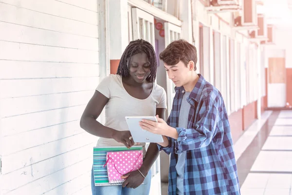 Les Adolescents Ensemble Dans Couloir École — Photo