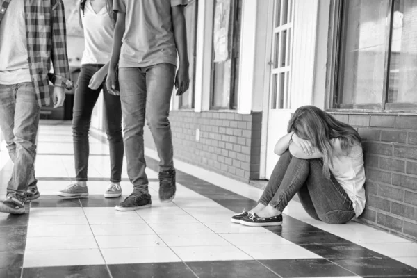 Mobbningskoncept Skolan Deprimerad Flicka Marken — Stockfoto