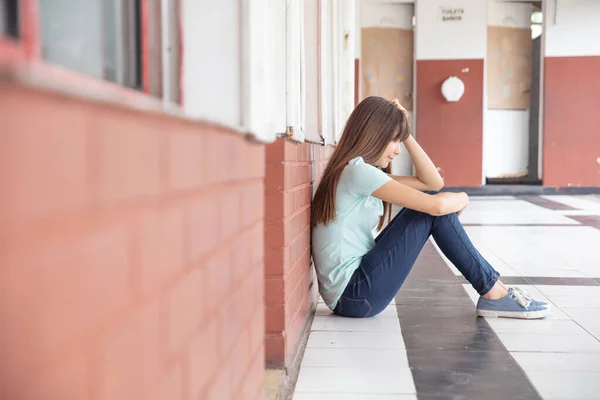 Mobbningskoncept Skolan Deprimerad Flicka Marken — Stockfoto