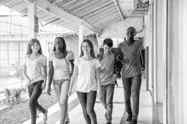 混合レースのグループ幸せな十代の若者たち笑って学校 — ストック写真