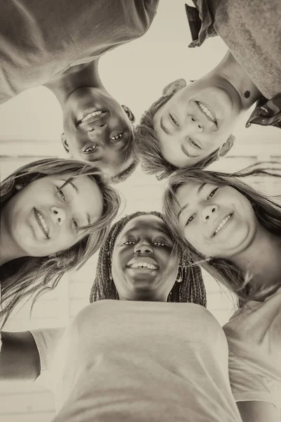 Felfelé Néző Tinédzserek Mosolyognak Együtt Egy Körben Multi Etnikai Barátok — Stock Fotó