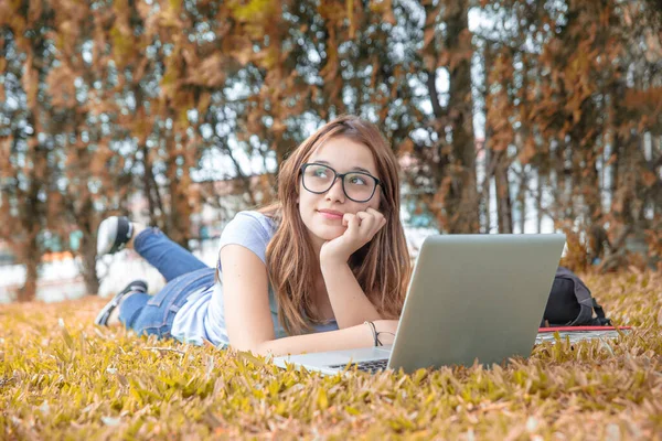 Caucazian Adolescenta Fata Culcat Iarba Folosind Laptop — Fotografie, imagine de stoc