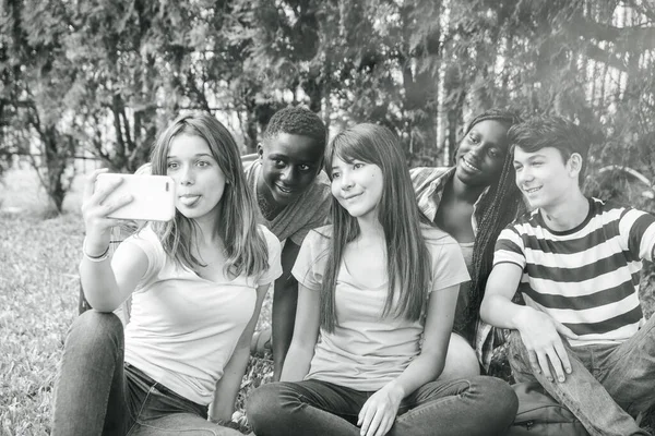 Grupo Adolescentes Várias Raças Desfrutando Tempo Livre Juntos — Fotografia de Stock