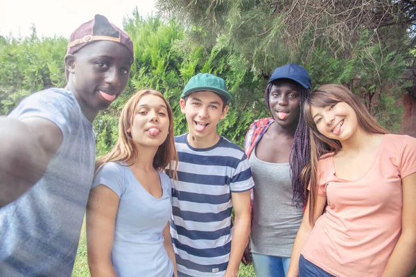 Gruppo Adolescenti Più Gare Godendo Tempo All Aperto Insieme — Foto Stock