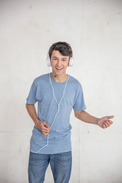 Gelukkig Kaukasische Tiener Jongen Horen Muziek Geïsoleerd Witte Achtergrond — Stockfoto