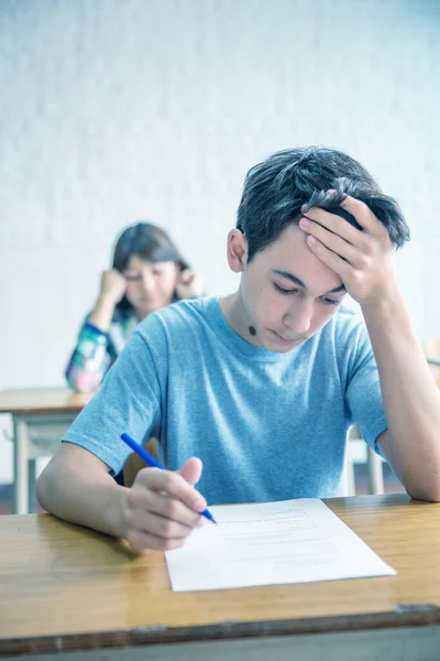 Pensando Menino Caucasiano Escola Durante Exame — Fotografia de Stock