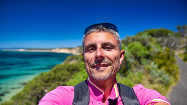 Szczęśliwy Męski Turysta Robi Selfie Odwiedzając Australijskie Wybrzeże — Zdjęcie stockowe