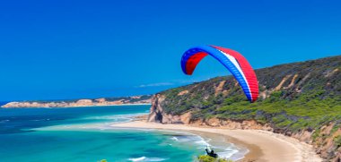 Büyük Okyanus Yolu kıyısında paragliding, Victoria - Avustralya.