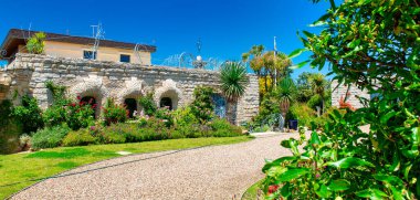 AIREYS KUŞAĞI, AUSTRALYA - Kasım 2015: Büyük Okyanus Yolu boyunca inanılmaz bir bina.