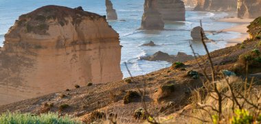 12 Havarinin inanılmaz kıyı şeridi, Port Campbell Ulusal Parkı açıklarında kireçtaşı yığınları koleksiyonu, Victoria, Avustralya 'da Büyük Okyanus Yolu, gün batımında.