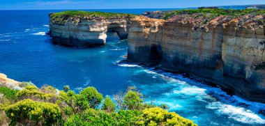 Loch Ard Gorge Gölü. Victoria, Avustralya 'daki Büyük Okyanus Yolu' nun kenarındaki Port Campbell Ulusal Parkı açıklarında kireçtaşı yığınları var..
