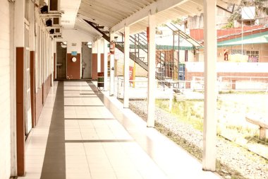 Şehrin ortasındaki bir okulun koridorunda..