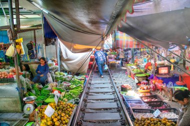 MAEKLONG, THAILAND - 15 ARALIK 2019: Demiryolu boyunca ünlü Maeklong Demiryolu Pazarı 'nda sokak satıcıları.