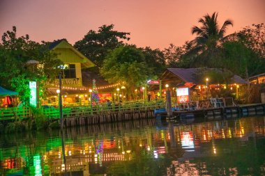 AMPHAWA, THAILAND - 15 ARALIK 2019 Tayland halkı ünlü yüzen pazarda mal satıyor.