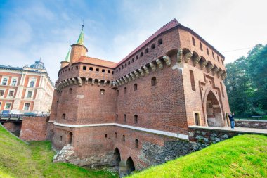 KRAKOW, POLAND - 30 Eylül 2017: Güneşli bir günde Ortaçağ Barbikalı (Barbakan).