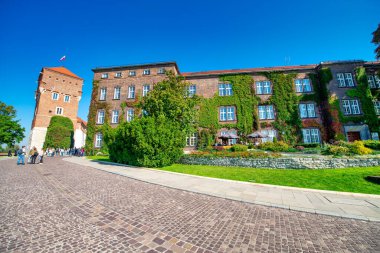 KRAKOW, POLAND - 2 Ekim 2017: Wavel Royal Castle dış görünümü.