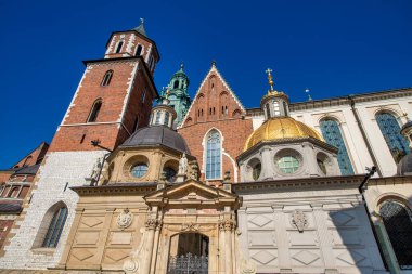 Wavel Royal Castle dış görünüşü güneşli bir günde, Krakow, Polonya.