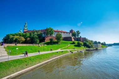 KRAKOW, POLAND - 2 EKİM 2017: Wavel Royal Castle güneşli bir günde nehir boyunca uzanır