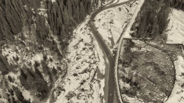 Val Visdende Vadisi 'nin kışın güzel manzarası, İtalyan dolomitlerinin hava manzarası..
