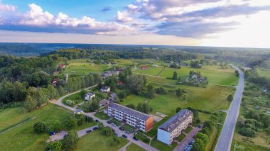 Letonya 'daki Turaida Kalesi' nin hava görüntüsü.