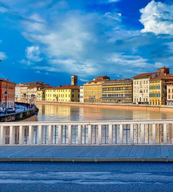 PISA, İTALYA - 3 HAZİRAN 2021: Kışın gün batımında binaları olan Pisa şehir sokakları.