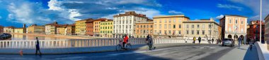 PISA, İtalya - 3 HAZİRAN 2021: Pisa Lungarni 'nin panoramik manzarası ve kış günbatımında binalar.