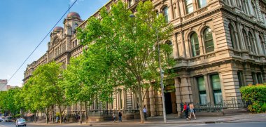 MELBOURNE, AUSTRALYA - Kasım 2015: Güneşli bir günde şehir sokaklarının manzarası.