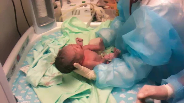 真新しい赤ちゃん 新生児の女の子は医者によってチェックを取得 — ストック写真