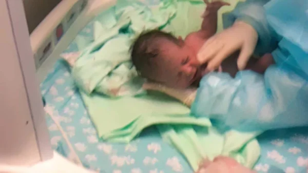 Enfermera Examinando Bebé Recién Nacido Del Abdomen Madre Concepto Génesis — Foto de Stock