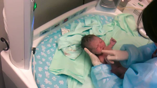 Nuevo Bebé Recién Nacido Niña Recién Nacida Siendo Revisada Por —  Fotos de Stock