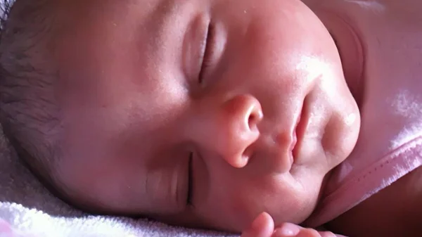 Bebé Recién Nacido Durmiendo Cama Con Madre Fondo —  Fotos de Stock