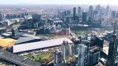 Melbourne 'un gökyüzü görüntüsü helikopter, Avustralya' dan yükseliyor.