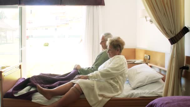 Dva starší lidé jdou spát na odvykací kliniku. — Stock video