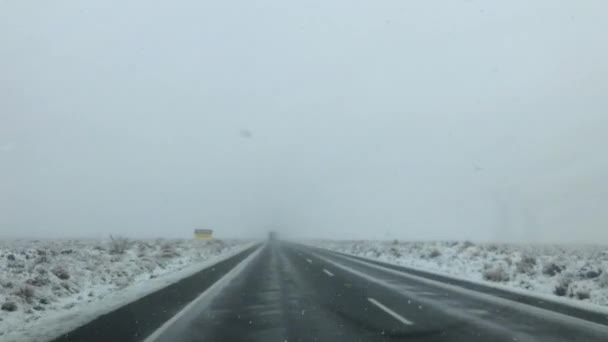 Estrada da montanha durante uma tempestade de inverno de neve — Vídeo de Stock