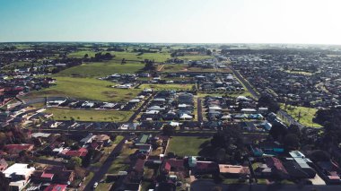 Gambier Dağı, Avustralya. Güneşli bir bahar gününde şehrin gökyüzü ve kırsal manzarası panoramik..